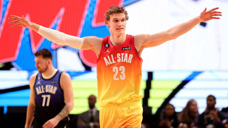 Lauri Markkanen tuuletti NBA:n tähdistöpelissä.