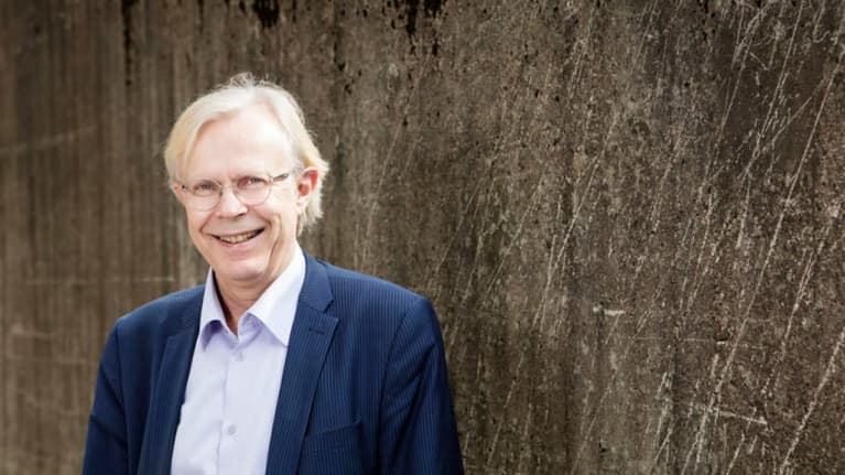 Hymyilevä Olli Ikkala.