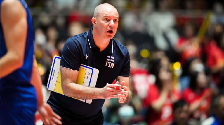 Suomen miesten lentopallomaajoukkueen päävalmentaja Joel Banks kuvassa.