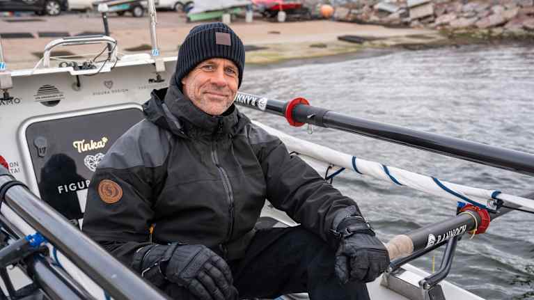 Jari Saario istuu Atlantin ylityksessä käyttämässään soutuveneessä.