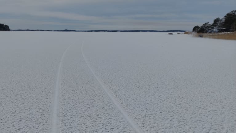 Auton jäljet jäällä Rymättylässä Suikkilanlahdella.