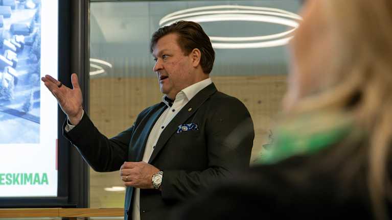 Osuuskauppa Keskimaan toimitusjohtaja Antti Määttä pitämässä tiedotustilaisuutta Himoksen hotellihankkeesta.