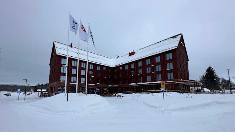 Punainen hotelli talvella.