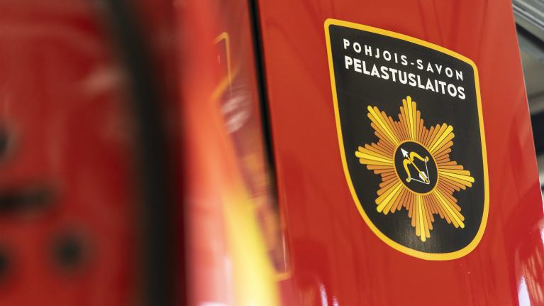 Pohjois-Savon Pelastuslaitoksen logo paloauton kyljessä.