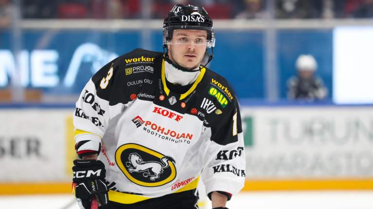 Julius Junttila på isen. 