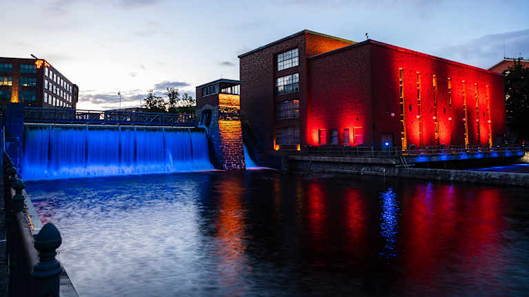 Tammerkosken patosilta valaistuna sinisellä ja punaisella valolla.