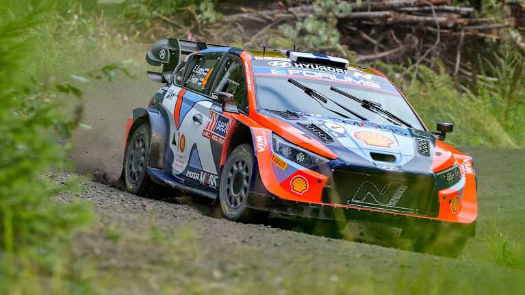 Esapekka Lapin ralliauto vasemmalle kääntyvässä mutkassa hiekkatiellä.