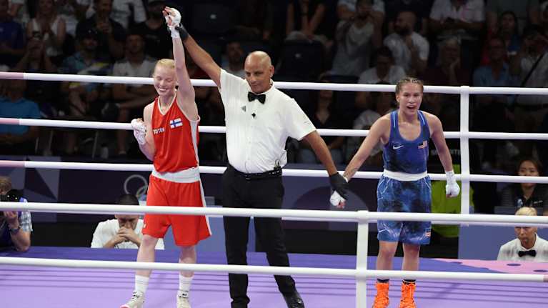 Pihla Kaivo-oja tuulettaa, kun tuomari nostaa tämän käden pystyyn. Kaivo-oja Pariisin olympialaisissa jo puolivälieriin.