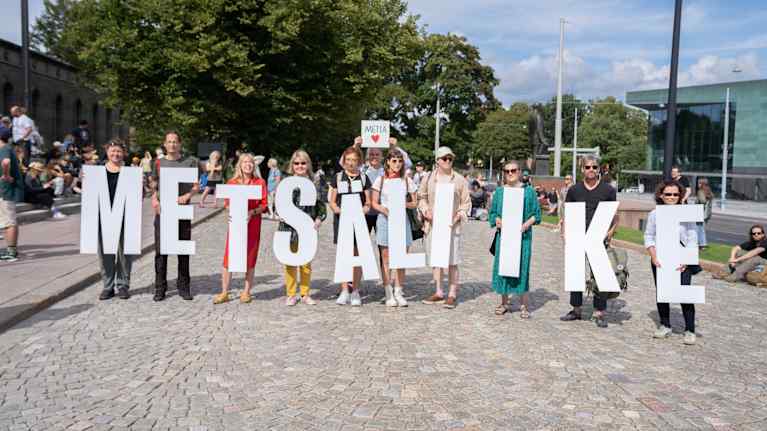 Metsämarssi 2024-mielenositukseen osallistuneiden Metsäliike-kansanliikkeen aktiiveja pitelemässä kirjaimia eduskuntatalon edessä. Kirjaimet muodostavat Metsäliike-sanan.