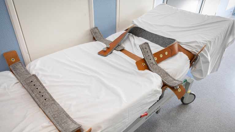 Sänky, jossa lepositeet.