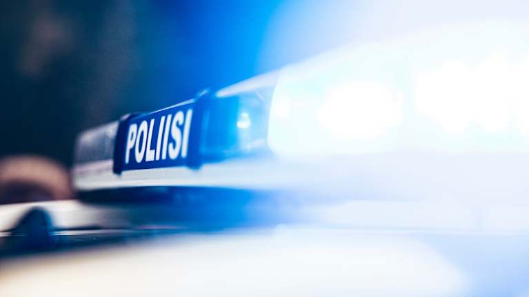 Poliisi auton hätävalot lähikuvassa.