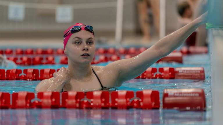 Uimari Laura Lahtinen harjoittelee Mäkelänrinteen uimahallissa.