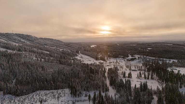 Talvinen ilmakuva Paljakan rinteistä.