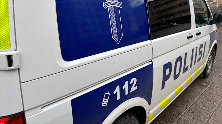 Poliisin pakettiautomallinen partioauto.