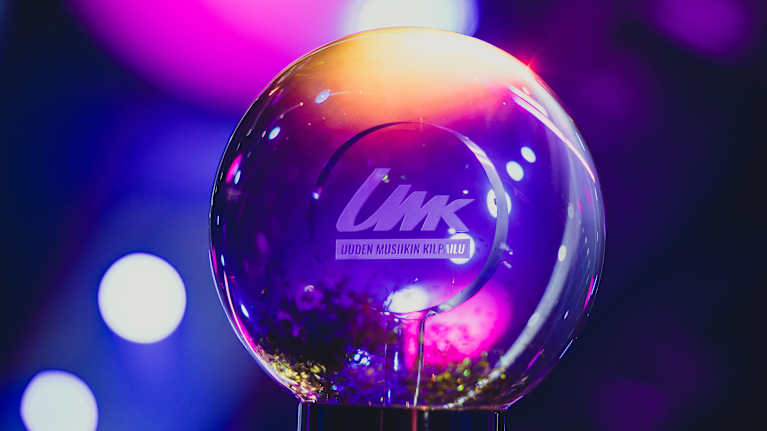 UMK-pokaali värikkäiden valojen loisteessa.