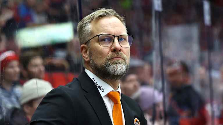 Mikko Manner lähikuvassa.