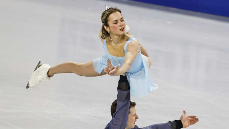 Misha Mitrofanov nostaa pariluisteluparinsa Alisa Efimovan yhden käden varaan.