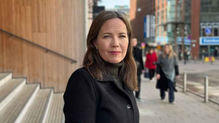 Rättspsykolog Julia Korkman utanför Tankehörnan vid Helsingfors universitet.