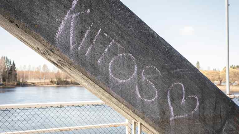 Liiduilla kaaren betoniin kirjoitettu sana kiitos.