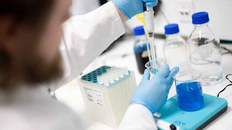 Juuso Vuorinen, tutkija, Tampereen yliopisto ottaa tipetillä nestettä.