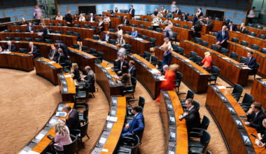 Kymmenen avustajaa kertoo Ylelle kohdanneensa epäasiallista kohtelua eduskunnassa | Politiikka