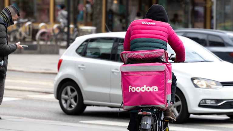 Foodoran ruokalähetti ajaa kaupungilla.