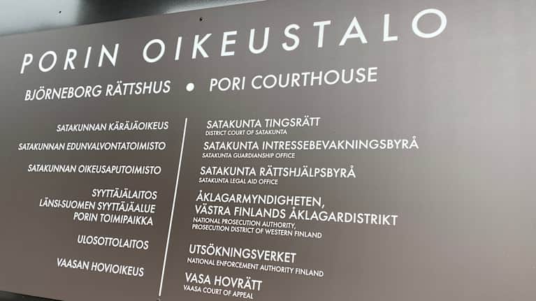 Kyltti seinässä, jossa lukee Porin oikeustalo.
