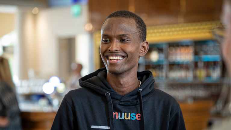 Mustafe Muuse hymyilee.