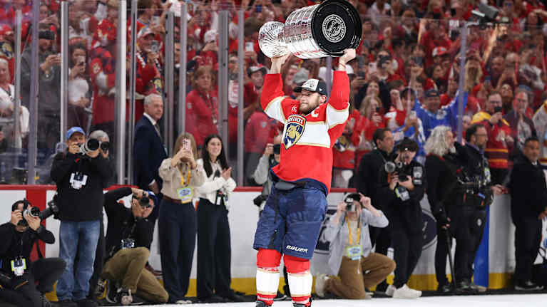 Aleksander Barkov nostaa pokaalia 18.6.2025.