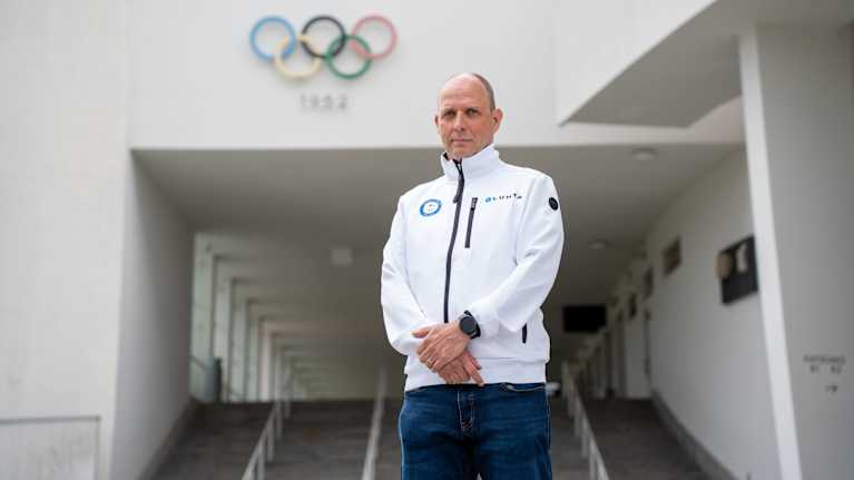 Olympiakomitean uusi huippu-urheilujohtaja Janne Hänninen Olympiastadionin tornin vieressä.