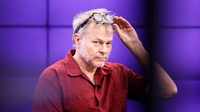 Teivo Teivainen Ylen uutisstudiossa.