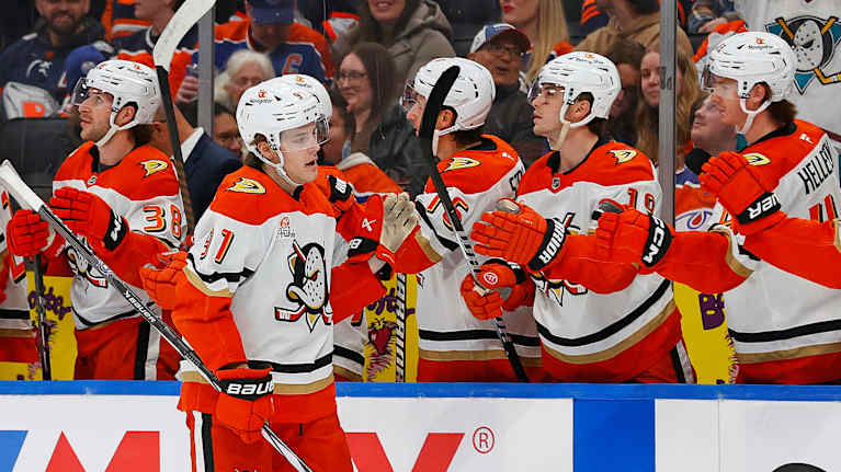 Anaheim Ducks -joukkueen pelaaja juhlii onnistunutta suoritusta joukkueen vaihtoaitiossa jääkiekko-ottelussa.