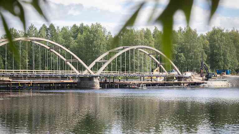 Lieksan kaarisilta, jota puretaan.