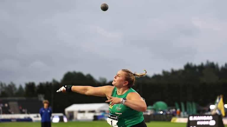 Emilia Kangas työntää.