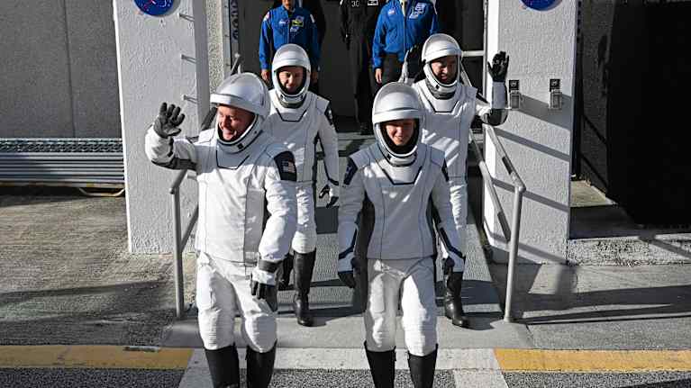 NASA:n SpaceX Crew-11 -jäsenet Mike Fincke,  Oleg Platonov, Zena Cardman ja Kimiya Yui poistuvat operaatiokeskuksesta ennen nousemistaan SpaceX Falcon 9 -rakettiin.