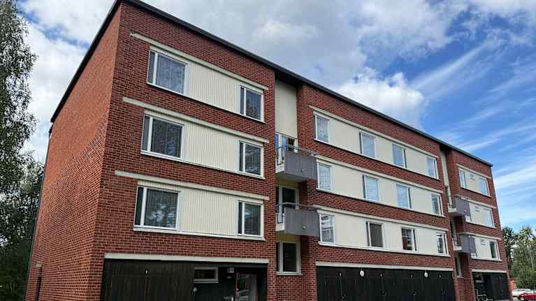 Punatiilinen kerrostalo Iitissä.