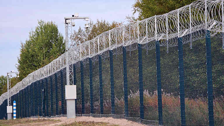 Vasta valmistunutta raja-aitaa Imatran Räikkölässä.