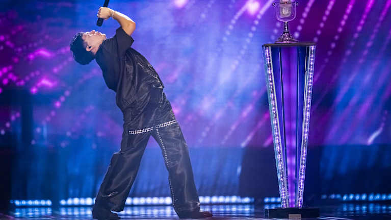 Eurovision laulukilpailun voittaja Itävallan JJ lavalla.