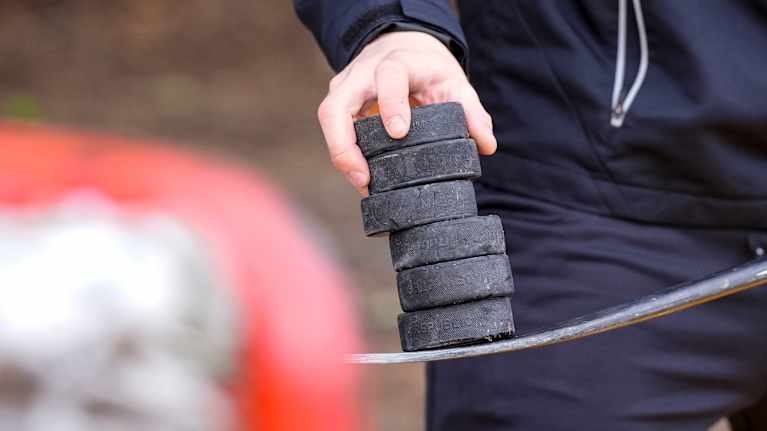 Tukiainen kiekkopinon kanssa.