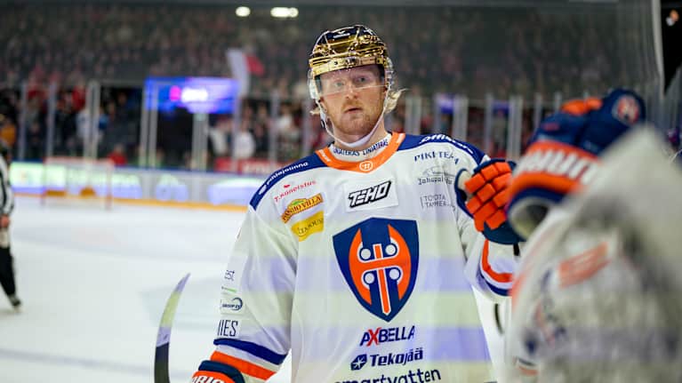 Pelaaja tuulettaa maalia. 