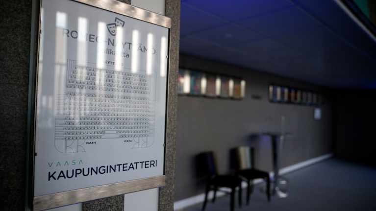 Näyttömän istumapaikkakartta teatterin aulassa.