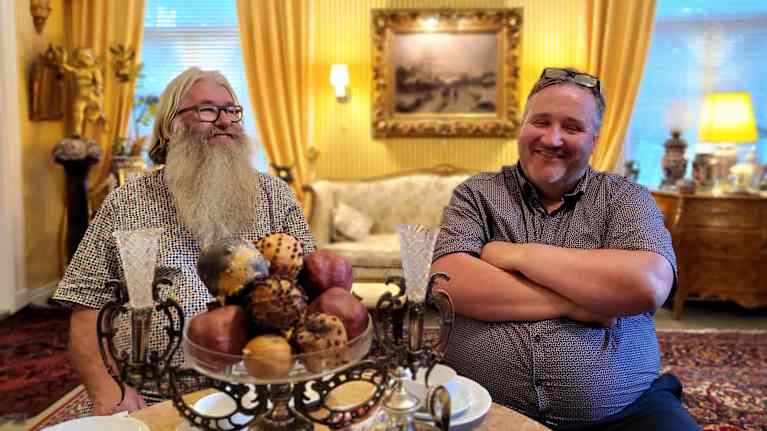 Mikko Ranta-Huitti ja Hannu Huitti istuvat pöydän ääressä. Pöydällä on leivoksia.