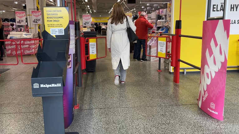 Asiakas saapuu kauppaan ja sisääntuloportit avautuvat.