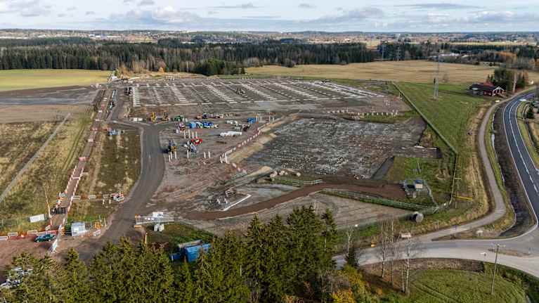 Tiktokin datakeskuksen rakennustyömaa-alue kuvattuna dronella Kouvolan Korialla.