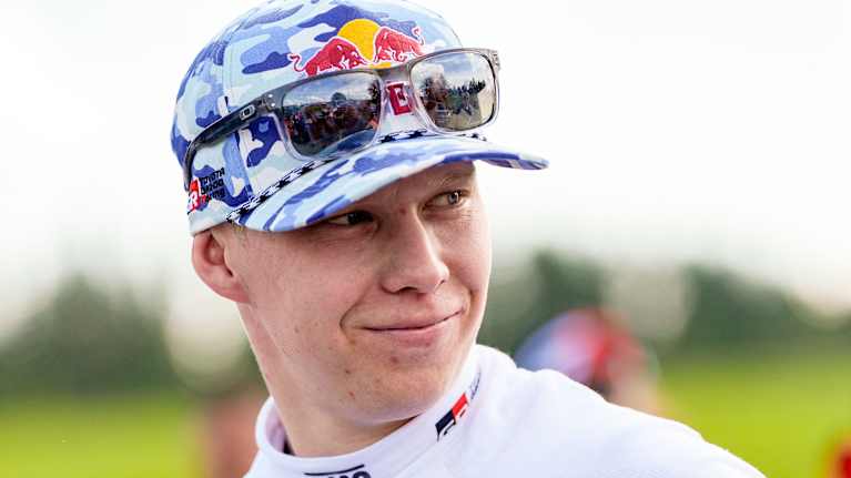 Kalle Rovanperä ler och blickar mot sidan.