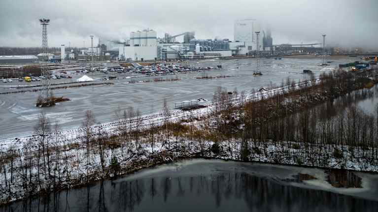 Metsä Fibren sellutehdas sumuisena syyspäivänä.