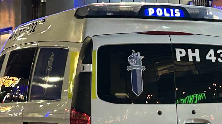 Kuvassa on poliisiauton takaosa, jossa miekkamerkki ja sininen valo polis . 