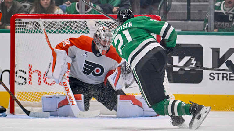 Robertson laukoo kiekon maaliin.