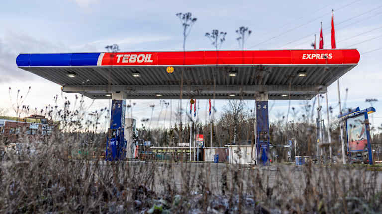 Teboilin huoltoasema talvisen luonnon ympäröimänä.