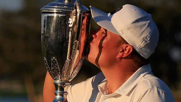 Sami Välimäki suutelee voittopokaaliaan.